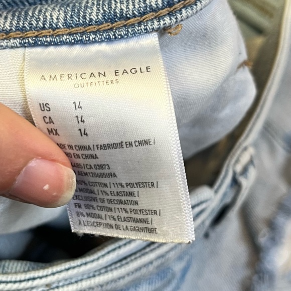 American Eagle Women's Size 14Distressed Cuffed Mom Jean Shorts Light Wash Blue - Picture 9 of 9
